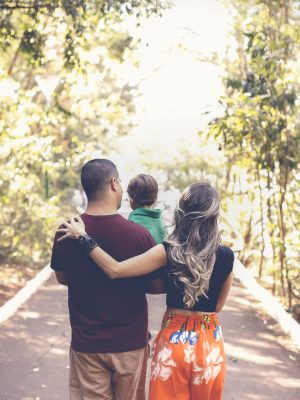 אמנות ההורות: טיפוח, הגנה והנחיית ילדים